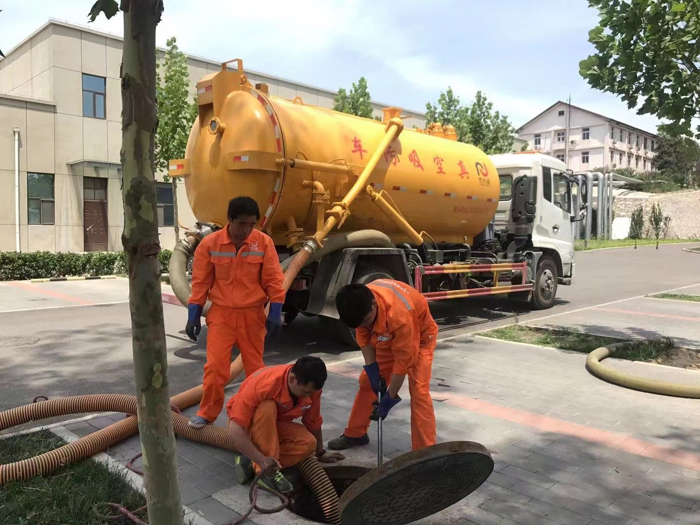 安溪管道疏通车停在窨井附近